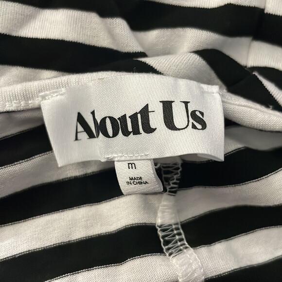 About Us Black and White short sleeve open back fitted mini dress - Picture 3 of 4